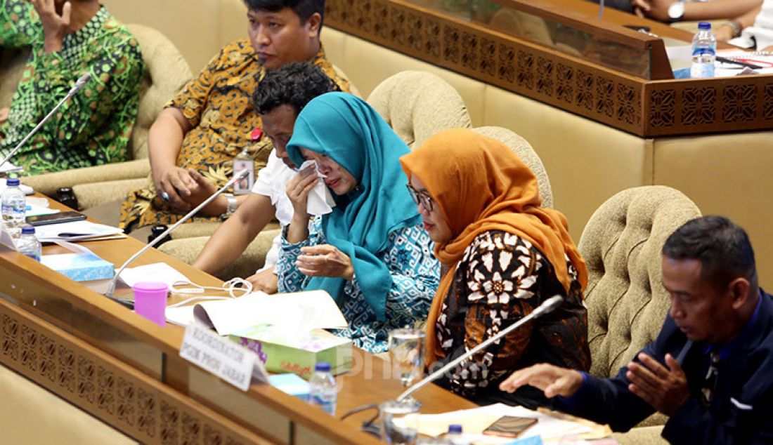 Ketum Perkumpulan Hononer K2 Indonesia (PHK2I) Titi Purwaningsih mengusap air matanya saat audiensi bersama Komisi II DPR, Jakarta, Rabu (15/1). - JPNN.com