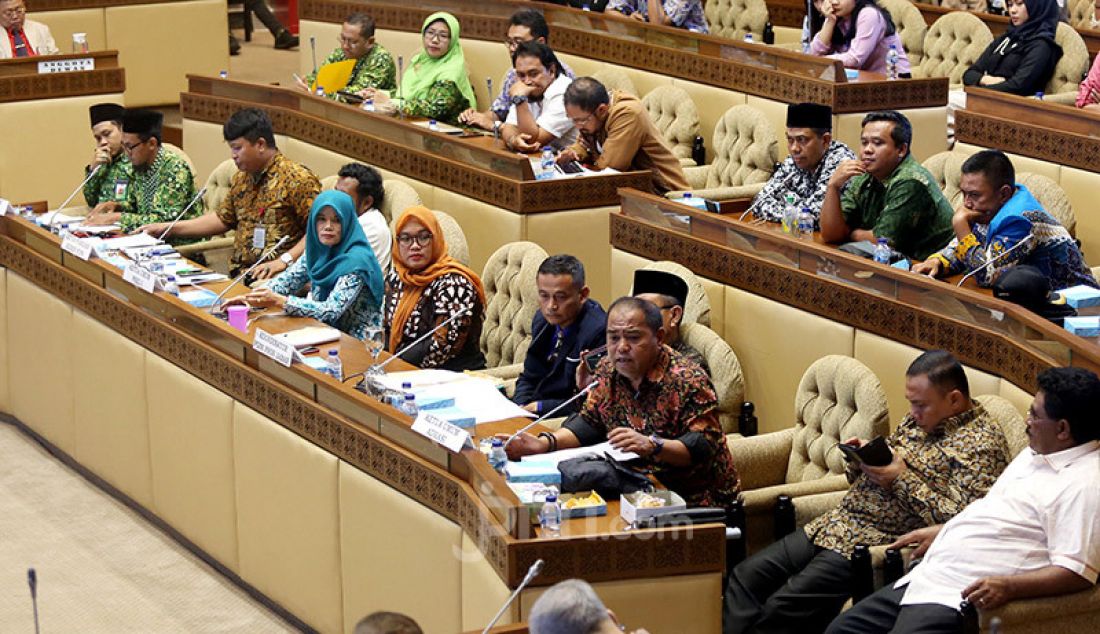 Komisi II DPR melakukan audiensi dengan Perkumpulan Guru Inpassing, FORGASN PUPR, Perkumpulan Honorer K-2, dan ADKASI di Ruang Rapat Komisi II DPR, Jakarta, Rabu (15/1). - JPNN.com