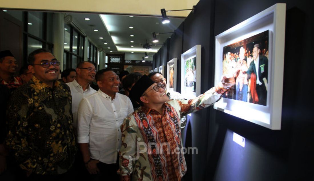 Ketua Umum PKB Muhaimin Iskandar membuka pameran foto KH Abdurrahman Wahid alias Gus Dur di kantor DPP PKB, Jakarta, Rabu (15/1). - JPNN.com