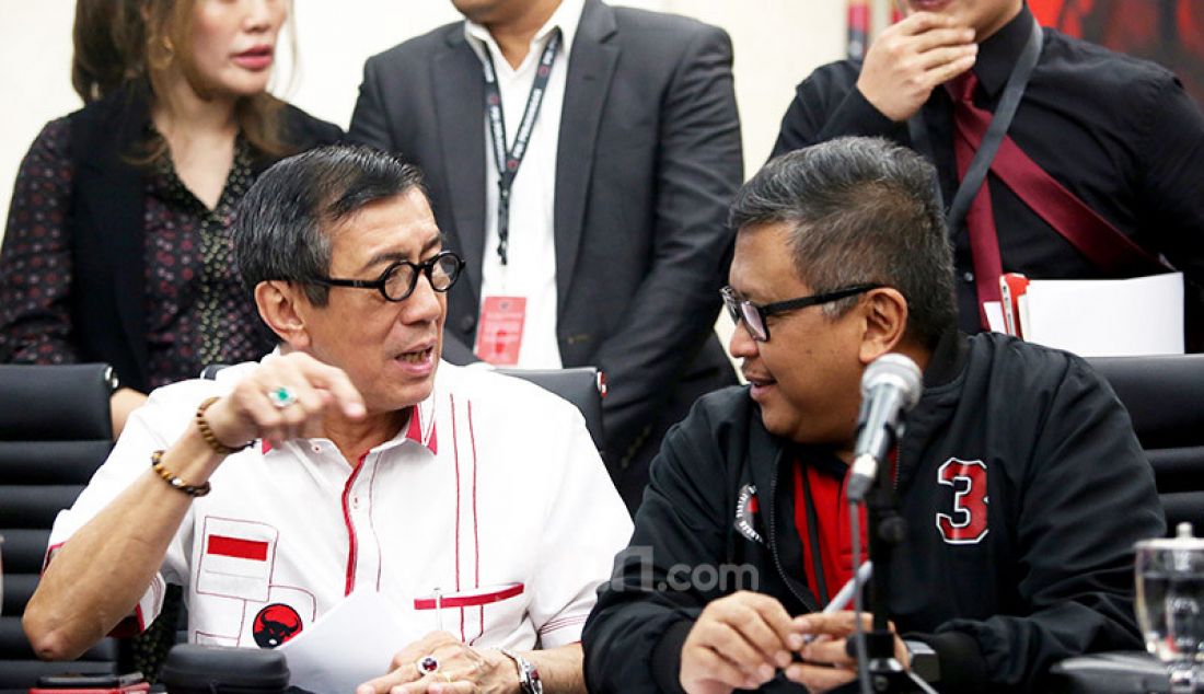 Sekjen PDIP Hasto Kristiyanto bersama Ketua DPP PDIP Bidang Hukum Yasonna Laoly saat jumpa pers terkait kasus Wahyu Setiawan dan politisi PDIP Harun Masiku, Jakarta, Rabu (15/1). - JPNN.com