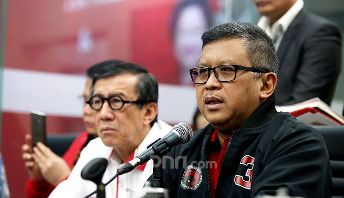 Sekjen PDIP Hasto Kristiyanto saat jumpa pers terkait kasus Wahyu Setiawan dan politisi PDIP Harun Masiku, Jakarta, Rabu (15/1). - JPNN.com