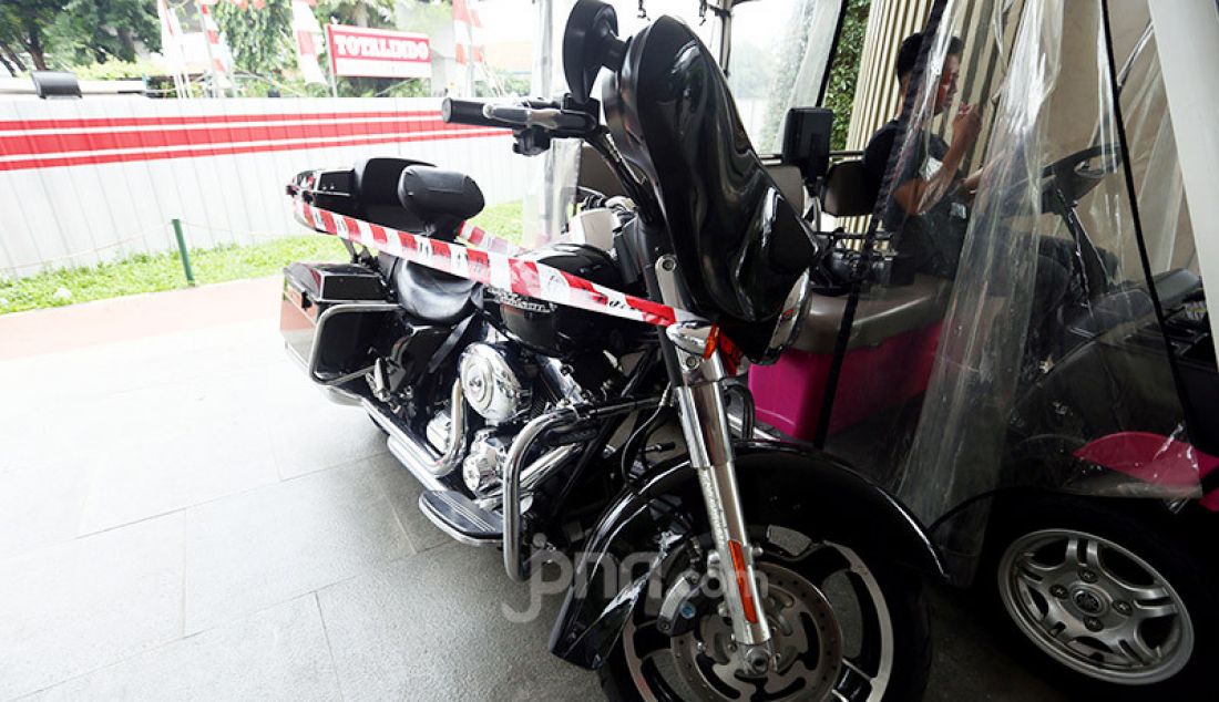 Kejaksaan Agung menyita mobil dan motor Harley milik tersangka kasus dugaan tindak pidana korupsi Jiwasraya di Gedung Jampidsus, Jakarta, Kamis (16/1). - JPNN.com