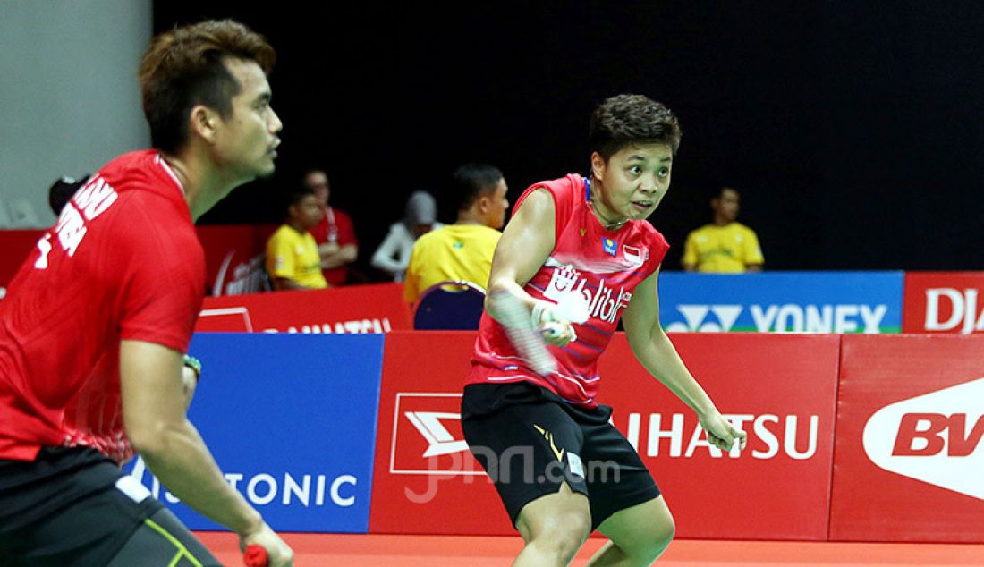 Ganda campuran Indonesia Tontowi Ahmad dan Apriyani Rahayu saat bertanding pada turnamen Indonesia Masters 2020, Jakarta, Kamis (16/1). Tantowi dan Apriyani kalah atas lawannya dengan skor 9-21 dan 12-21. - JPNN.com