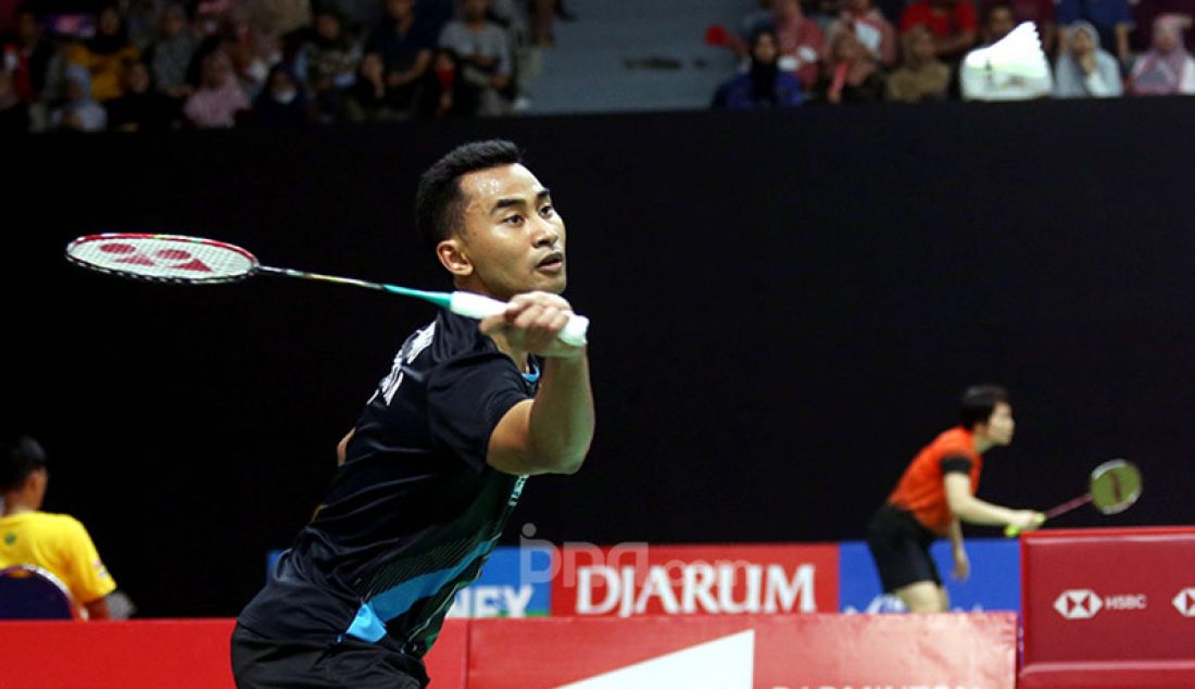 Tunggal Putra Indonesia Tommy Sugiarto saat bertanding pada turnamen Indonesia Masters 2020, Jakarta, Kamis (16/1). - JPNN.com