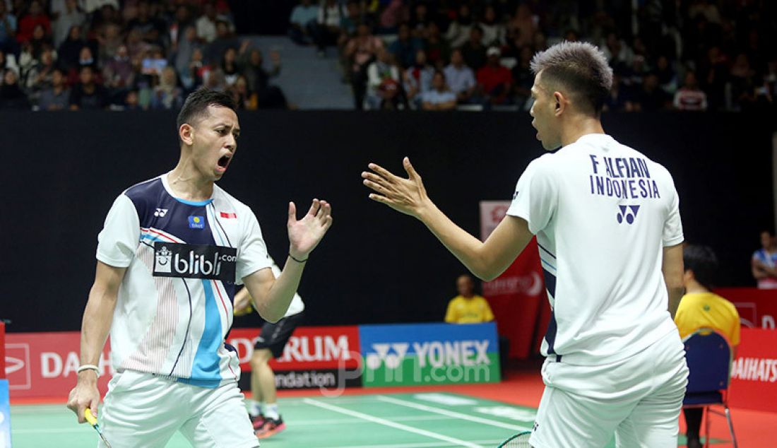 Ganda putra Indonesia Fajar Alfian dan Muhammad Rian Ardianto saat bertanding pada turnamen Indonesia Masters 2020, Jakarta, Kamis (16/1). Alfian dan Ardianto menang atas lawannya dengan skor 21-10, 12-21dan 21-19. - JPNN.com