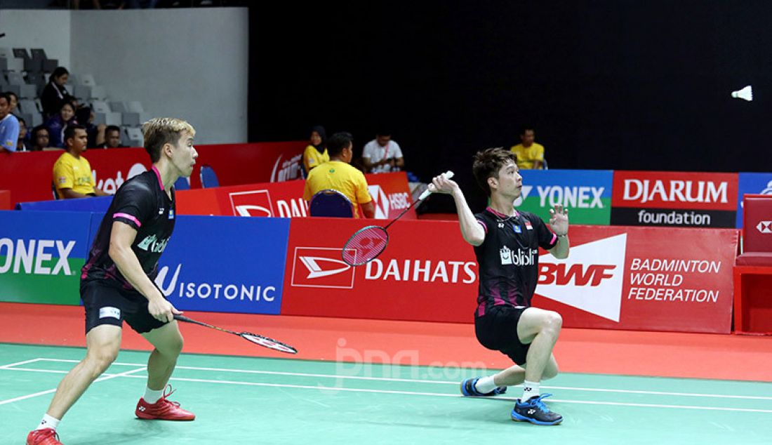 Ganda putra Indonesia Marcus Fernaldi Gideon dan Kevin Sanjaya Sukamuljo saat bertanding pada turnamen Indonesia Masters 2020, Jakarta, Kamis (16/1). Polii dan Apriyani menang atas lawannya dengan skor 21-19 dan 21-13. - JPNN.com