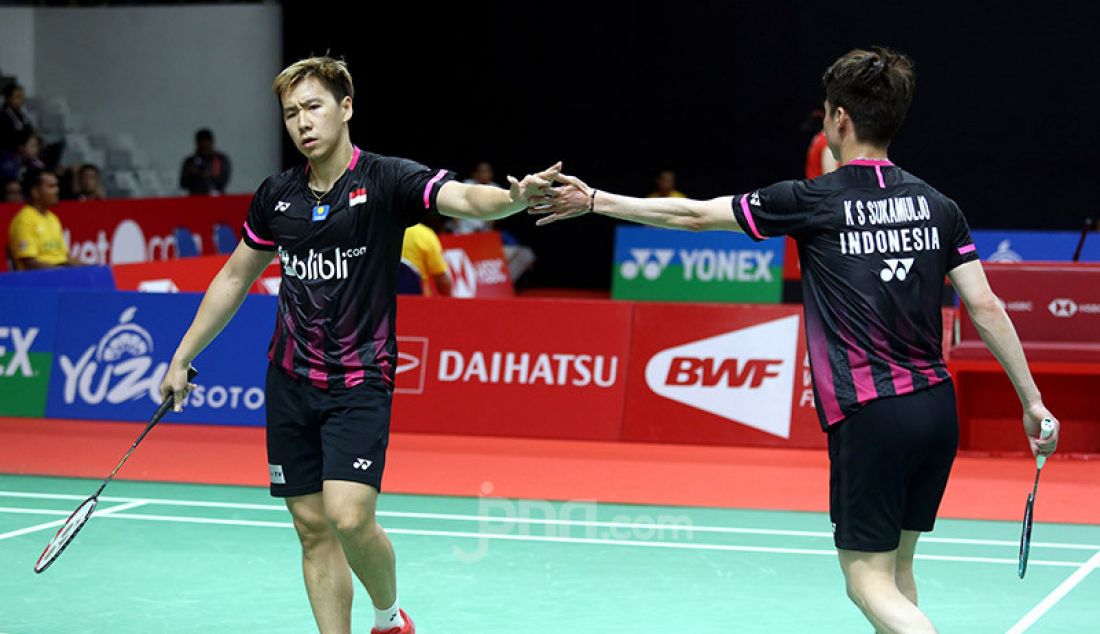 Ganda putra Indonesia Marcus Fernaldi Gideon dan Kevin Sanjaya Sukamuljo saat bertanding pada turnamen Indonesia Masters 2020, Jakarta, Kamis (16/1). Polii dan Apriyani menang atas lawannya dengan skor 21-19 dan 21-13. - JPNN.com