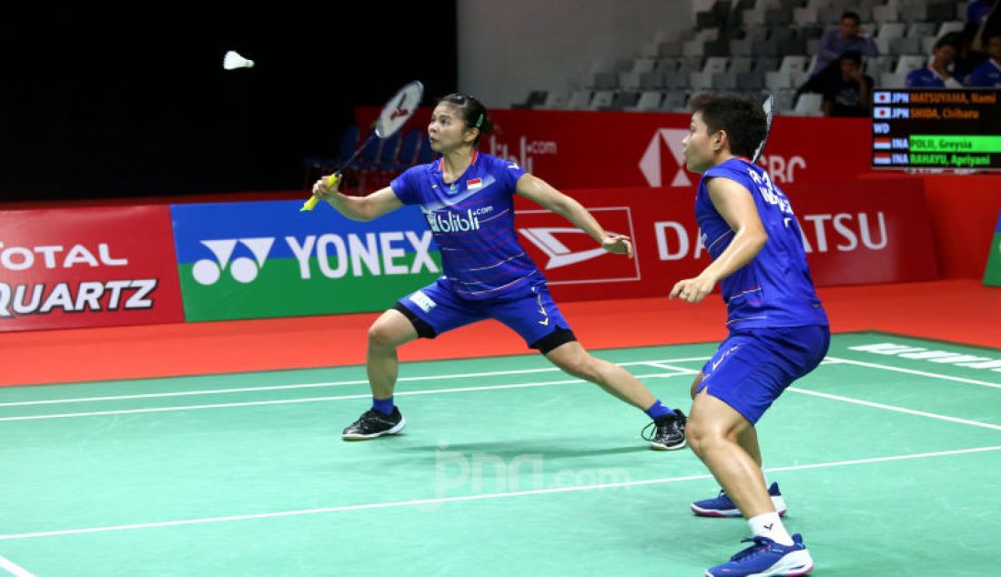 Ganda putri Indonesia Greysia Polii dan Apriyani Rahayu saat bertanding pada turnamen Indonesia Masters 2020, Jakarta, Kamis (16/1). Polii dan Apriyani menang atas lawannya dengan skor 21-15 dan 21-16. - JPNN.com