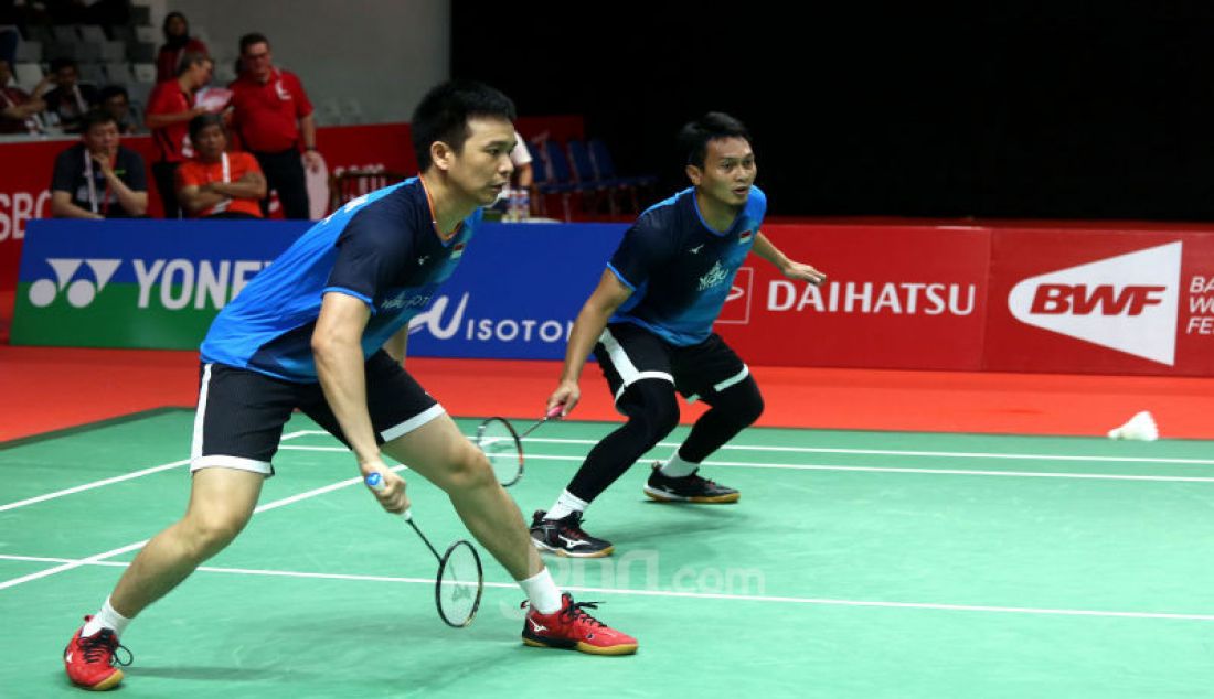 Ganda putra Indonesia Hendra Setiawan dan Mohammad Ahsan saat bertanding pada turnamen Indonesia Masters 2020, Jakarta, Jumat (17/1). Hendra dan Ahsan menang atas lawannya dengan skor 9-21, 21-15 dan 21-19. - JPNN.com