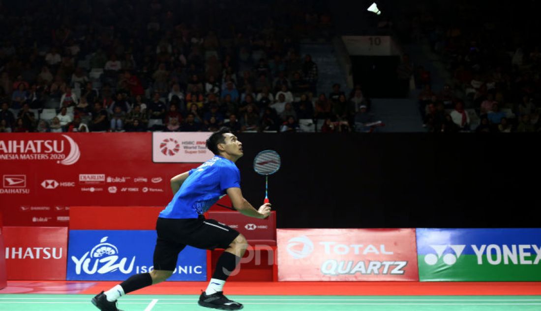 Tunggal putra Indonesia Jonatan Christie saat bertanding pada turnamen Indonesia Masters 2020, Jakarta, Jumat (17/1). Jonatan kalah atas lawannya dengan skor 14-21, 21-10 dan 12-21. - JPNN.com