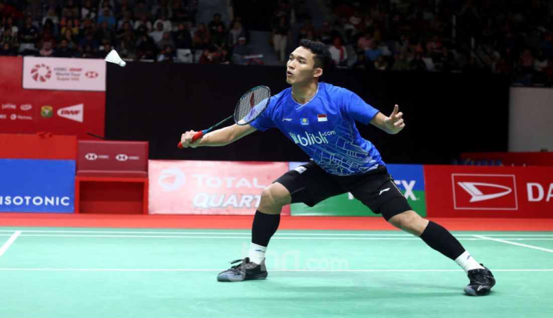 Tunggal putra Indonesia Jonatan Christie saat bertanding pada turnamen Indonesia Masters 2020, Jakarta, Jumat (17/1). Jonatan kalah atas lawannya dengan skor 14-21, 21-10 dan 12-21. - JPNN.com