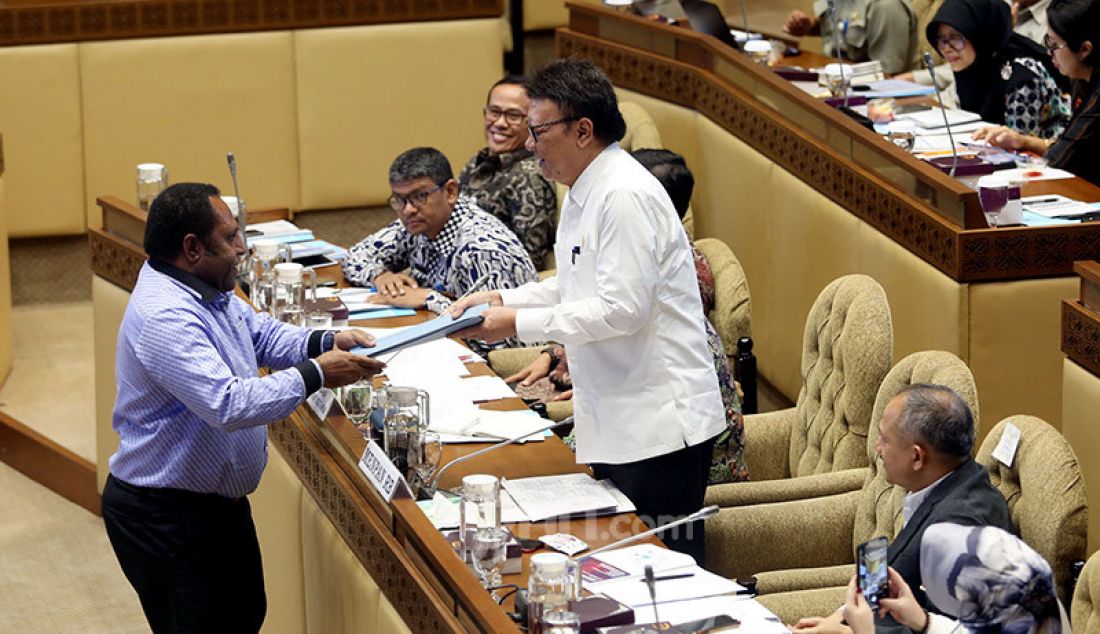 Menpan RB Tjahjo Kumolo bersama BKN mengikuti rapat kerja dengan Komisi II DPR, Jakarta, Senin (20/1). Rapat tersebut membahas persiapan pelasanaan seleksi CPNS 2019-2020 dan honorer K2. - JPNN.com