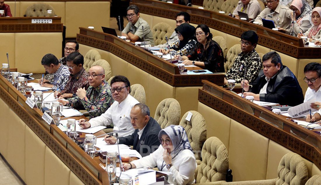 Menpan RB Tjahjo Kumolo bersama BKN mengikuti rapat kerja dengan Komisi II DPR, Jakarta, Senin (20/1). Rapat tersebut membahas persiapan pelasanaan seleksi CPNS 2019-2020 dan honorer K2. - JPNN.com