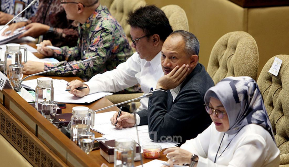 Menpan RB Tjahjo Kumolo bersama BKN mengikuti rapat kerja dengan Komisi II DPR, Jakarta, Senin (20/1). Rapat tersebut membahas persiapan pelasanaan seleksi CPNS 2019-2020 dan honorer K2. - JPNN.com