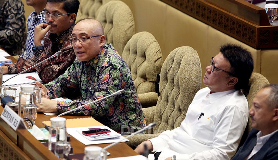 Menpan RB Tjahjo Kumolo bersama BKN mengikuti rapat kerja dengan Komisi II DPR, Jakarta, Senin (20/1). Rapat tersebut membahas persiapan pelasanaan seleksi CPNS 2019-2020 dan honorer K2. - JPNN.com