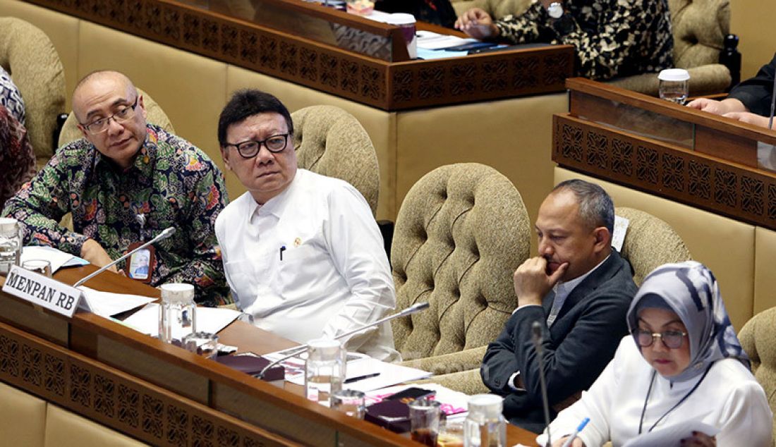 Menpan RB Tjahjo Kumolo bersama BKN mengikuti rapat kerja dengan Komisi II DPR, Jakarta, Senin (20/1). Rapat tersebut membahas persiapan pelasanaan seleksi CPNS 2019-2020 dan honorer K2. - JPNN.com