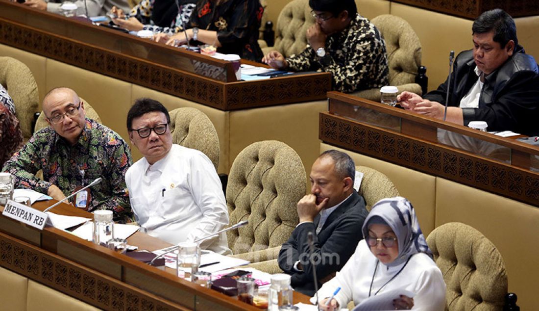 Menpan RB Tjahjo Kumolo bersama BKN mengikuti rapat kerja dengan Komisi II DPR, Jakarta, Senin (20/1). Rapat tersebut membahas persiapan pelasanaan seleksi CPNS 2019-2020 dan honorer K2. - JPNN.com