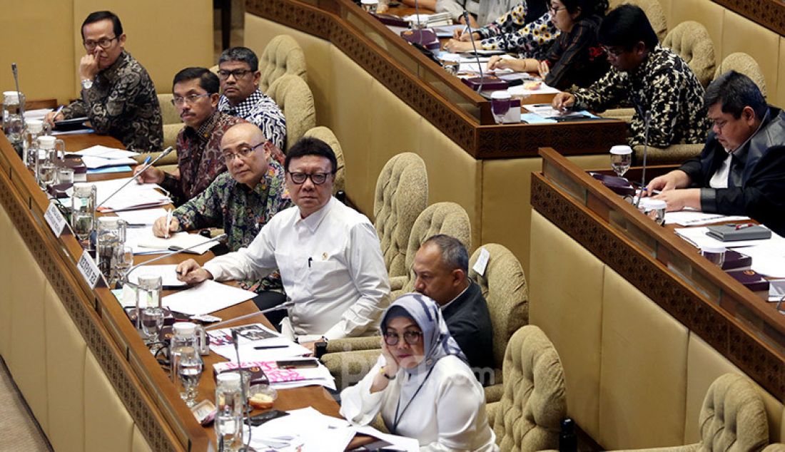 Menpan RB Tjahjo Kumolo bersama BKN mengikuti rapat kerja dengan Komisi II DPR, Jakarta, Senin (20/1). Rapat tersebut membahas persiapan pelasanaan seleksi CPNS 2019-2020 dan honorer K2. - JPNN.com