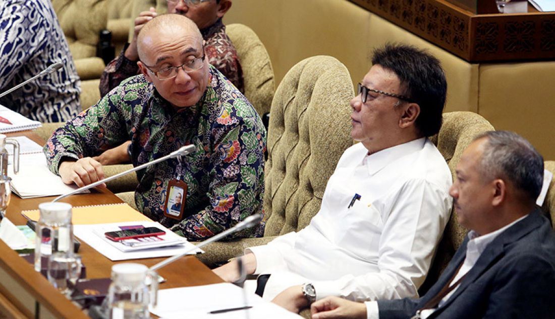 Menpan RB Tjahjo Kumolo bersama BKN mengikuti rapat kerja dengan Komisi II DPR, Jakarta, Senin (20/1). Rapat tersebut membahas persiapan pelasanaan seleksi CPNS 2019-2020 dan honorer K2. - JPNN.com