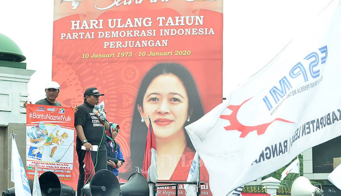 Sejumlah orator buruh dari berbagai organisasi melakukan orasi secara bergantian di dengan Gedung Parlemen, Senayan, Jakarta, Senin (20/1). - JPNN.com