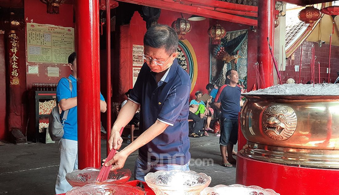 Masyarakat Tionghoa dan penganut agama Buddha mulai berdatangan ke Wihara Dharma Bhakti (Kim Tek Le) untuk berdoa jelang perayaan Imlek. - JPNN.com