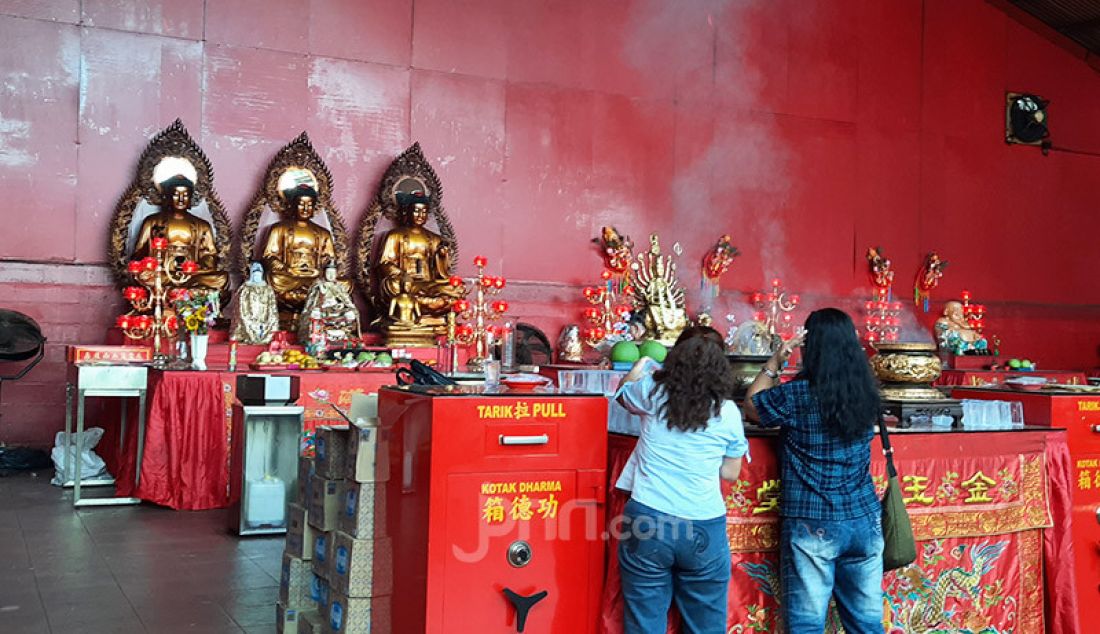 Masyarakat Tionghoa dan penganut agama Buddha mulai berdatangan ke Wihara Dharma Bhakti (Kim Tek Le) untuk berdoa jelang perayaan Imlek. - JPNN.com