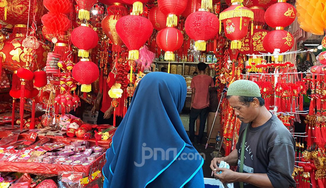 Suasana pasar pernak pernik Imlek di kawasan Pecinan, Petak Sembilan, Jakarta Pusat, Kamis (23/1), yang menjual hiasan jelang Imlek 2020 pada 25 Januari mendatang. - JPNN.com