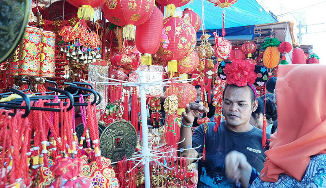 Suasana pasar pernak pernik Imlek di kawasan Pecinan, Petak Sembilan, Jakarta Pusat, Kamis (23/1), yang menjual hiasan jelang Imlek 2020 pada 25 Januari mendatang. - JPNN.com