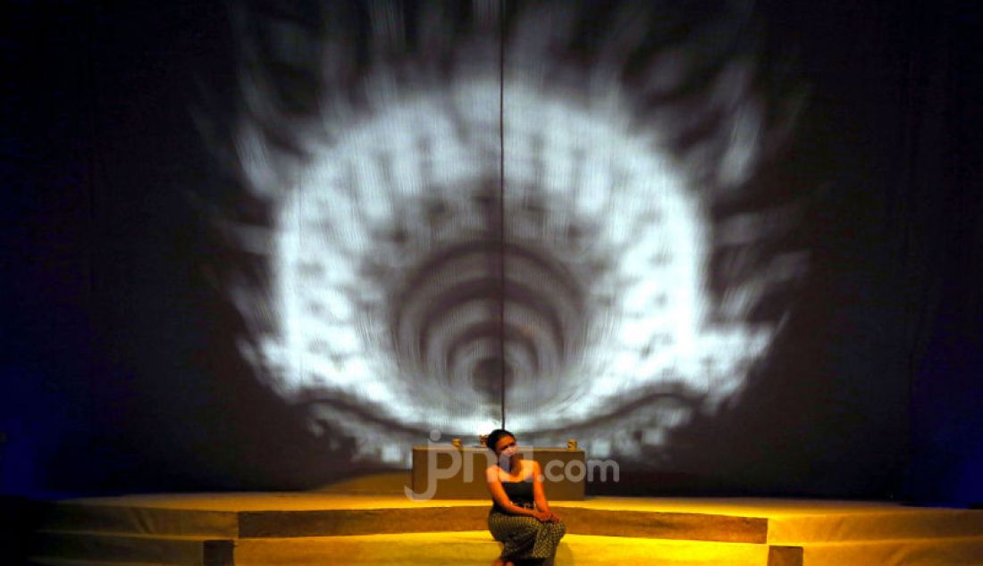 Sejumlah pemain teater Panembahan Reso melakukan geladi resik di Teater Ciputra Artpreneur, Jakarta, Jumat (24/1). Pementasan teater tersebut akan berlangsung besok (25/1) pukul 19:30-22:30. - JPNN.com