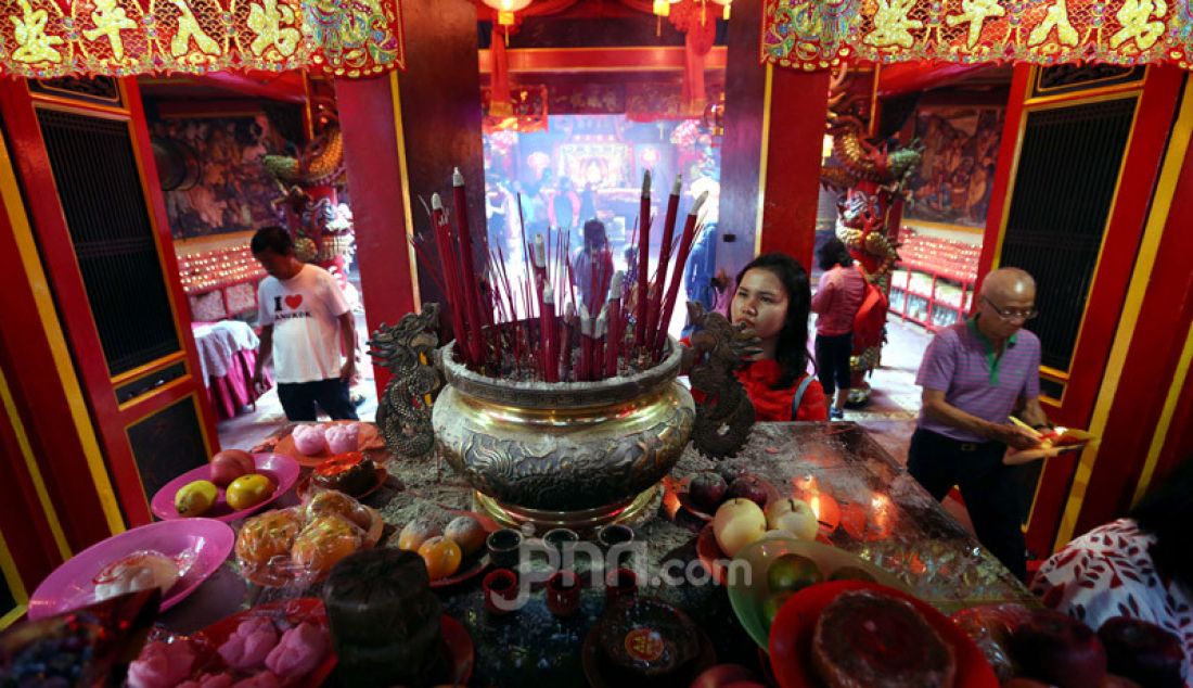 Warga etnis Tionghoa melaksanakan sembahyang awal tahun 2571 di Vihara Dhanagun, Kota Bogor, Sabtu (25/1). Sembahyang awal tahun sebagai ungkapan rasa syukur atas berkah yang sudah didapat pada tahun sebelumnya. - JPNN.com