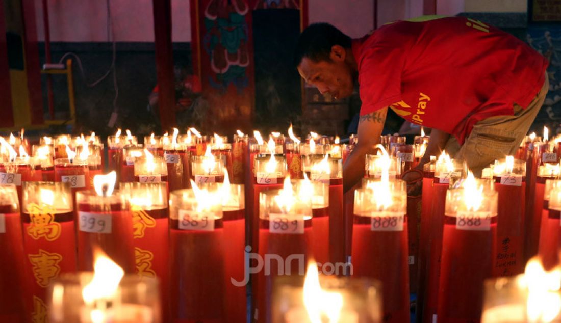 Warga etnis Tionghoa melaksanakan sembahyang awal tahun 2571 di Vihara Dhanagun, Kota Bogor, Sabtu (25/1). Sembahyang awal tahun sebagai ungkapan rasa syukur atas berkah yang sudah didapat pada tahun sebelumnya. - JPNN.com