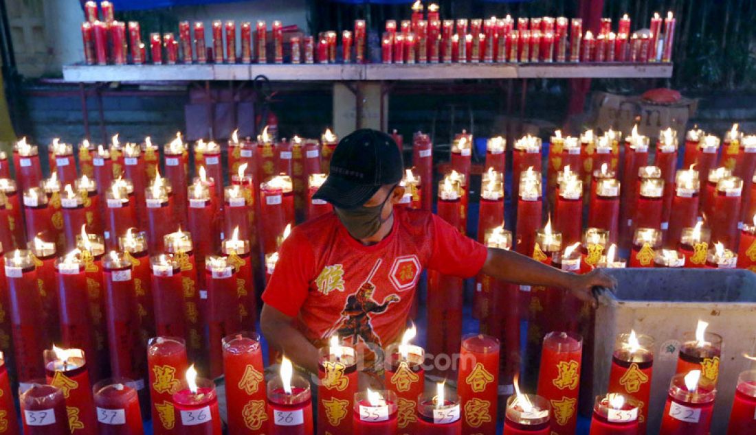 Warga etnis Tionghoa melaksanakan sembahyang awal tahun 2571 di Vihara Dhanagun, Kota Bogor, Sabtu (25/1). Sembahyang awal tahun sebagai ungkapan rasa syukur atas berkah yang sudah didapat pada tahun sebelumnya. - JPNN.com