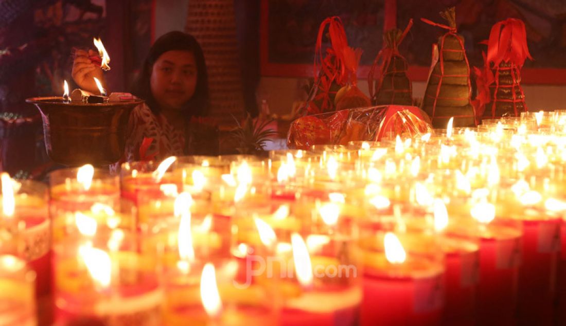 Warga etnis Tionghoa melaksanakan sembahyang awal tahun 2571 di Vihara Dhanagun, Kota Bogor, Sabtu (25/1). Sembahyang awal tahun sebagai ungkapan rasa syukur atas berkah yang sudah didapat pada tahun sebelumnya. - JPNN.com