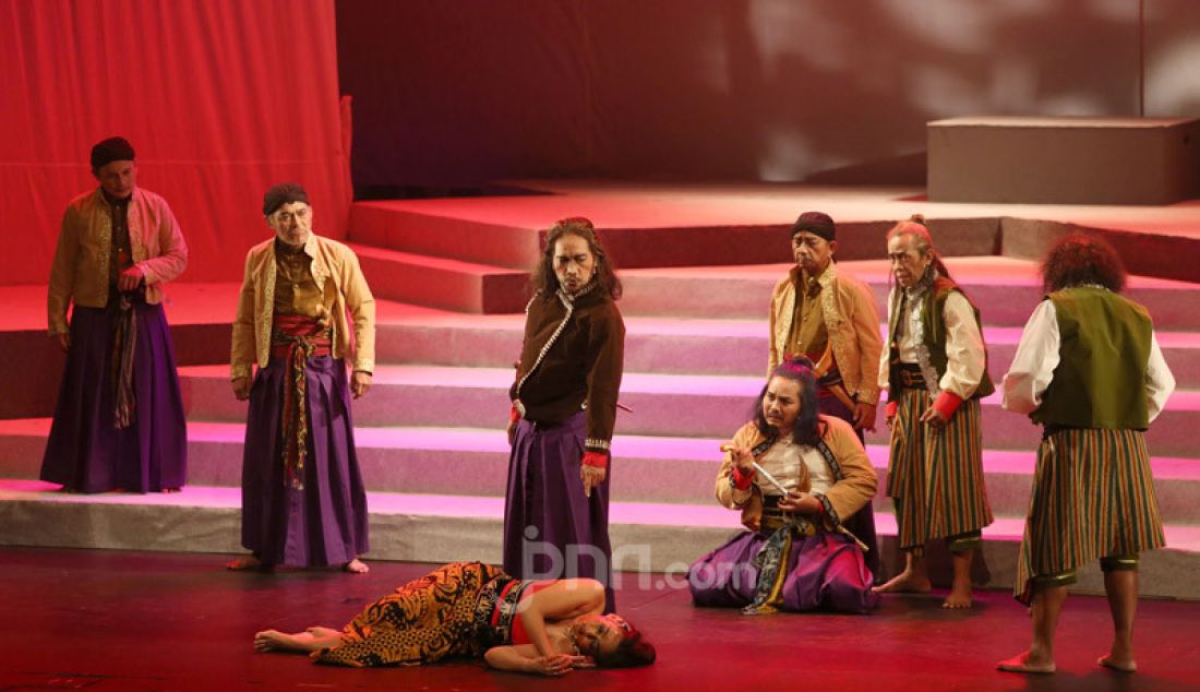 Sejumlah pemain teater saat mementaskan Panembahan Reso karya WS Rendra di Teater Ciputra Artpreneur, Jakarta, Jumat (24/1). - JPNN.com