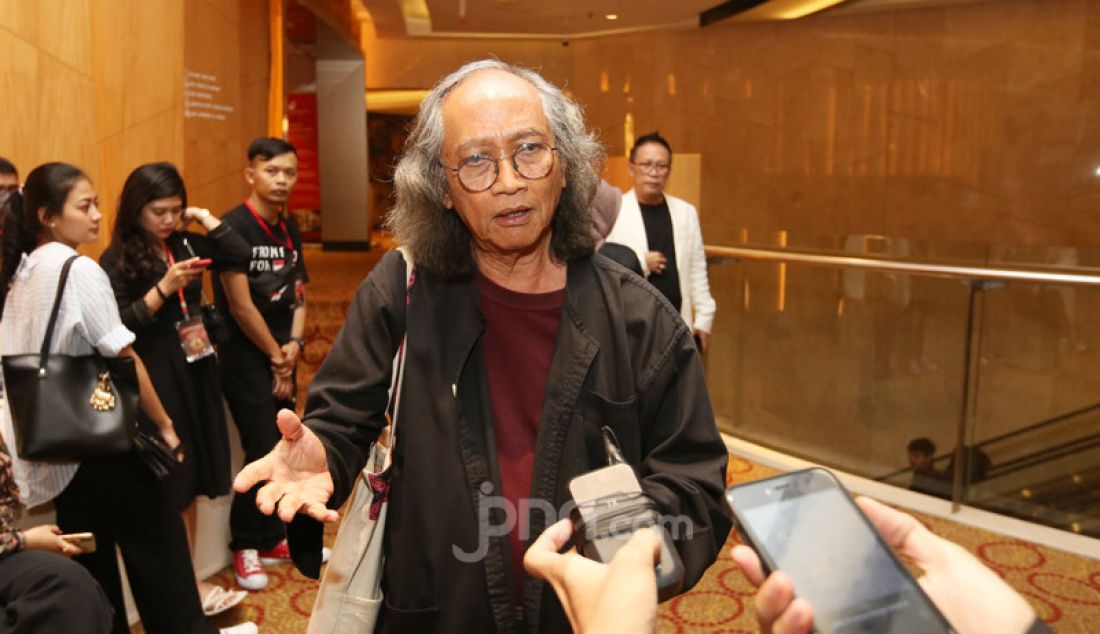 Budayawan Mudji Sutrisno usai pementasan Panembahan Reso karya WS Rendra di Teater Ciputra Artpreneur, Jakarta, Jumat (24/1). - JPNN.com