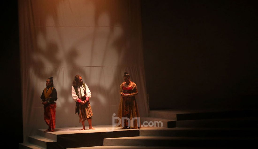 Sejumlah pemain teater saat mementaskan Panembahan Reso karya WS Rendra di Teater Ciputra Artpreneur, Jakarta, Jumat (24/1). - JPNN.com