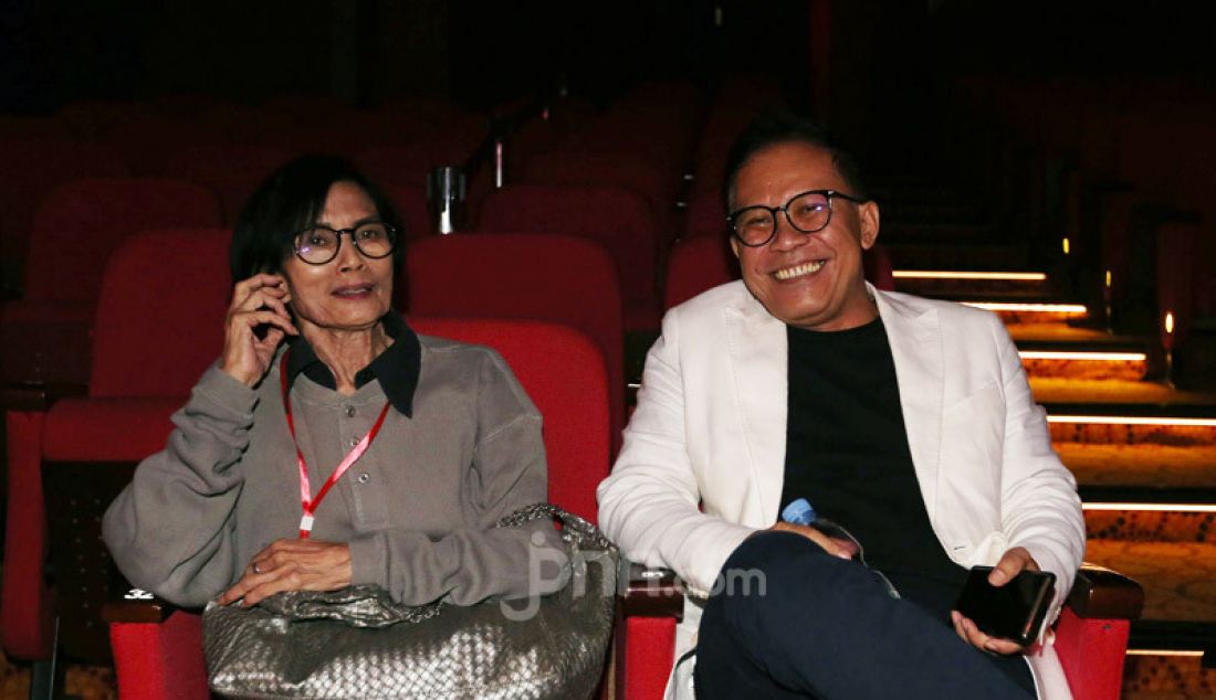 Istri Almarhum WS Rendra, Ken Zuraida dan Produser Panembahan Reso Auri Jaya saat menghadiri pementasan Panembahan Reso karya WS Rendra di Teater Ciputra Artpreneur, Jakarta, Jumat (24/1). - JPNN.com