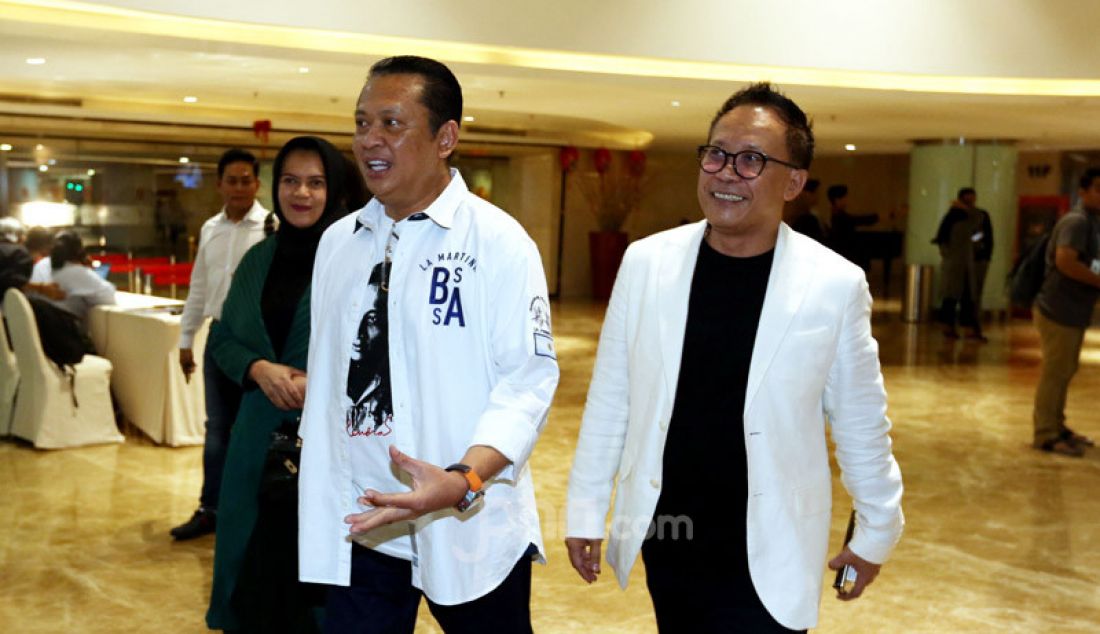 Ketua MPR Bambang Soesatyo dan Produser Panembahan Reso Auri Jaya saat menghadiri pementasan Panembahan Reso karya WS Rendra di Teater Ciputra Artpreneur, Jakarta, Jumat (24/1). - JPNN.com
