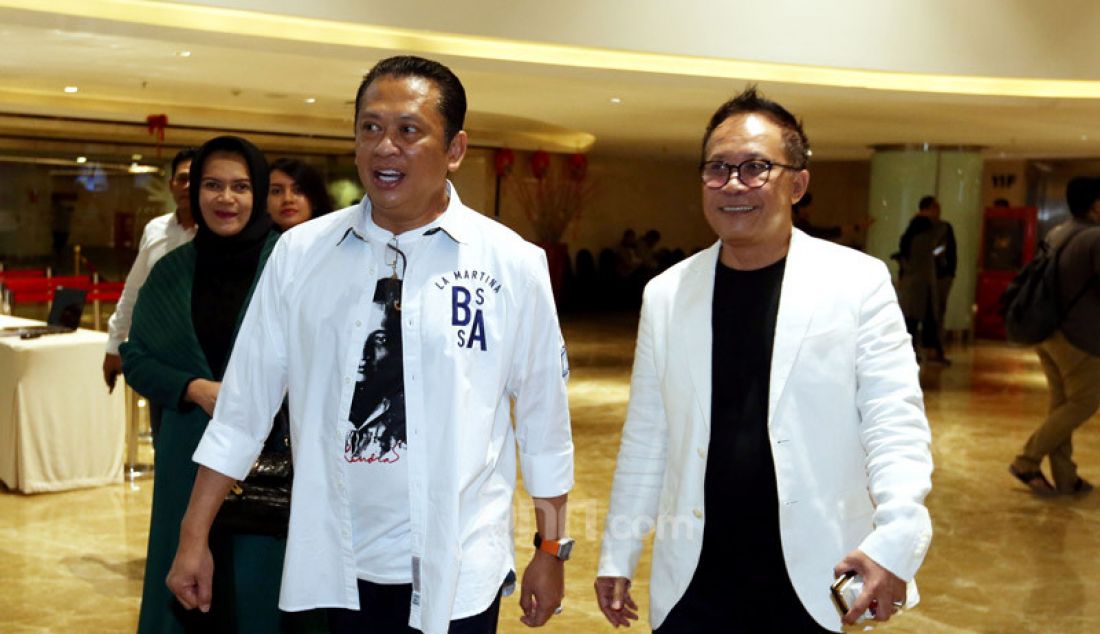 Ketua MPR Bambang Soesatyo dan Produser Panembahan Reso Auri Jaya saat menghadiri pementasan Panembahan Reso karya WS Rendra di Teater Ciputra Artpreneur, Jakarta, Jumat (24/1). - JPNN.com