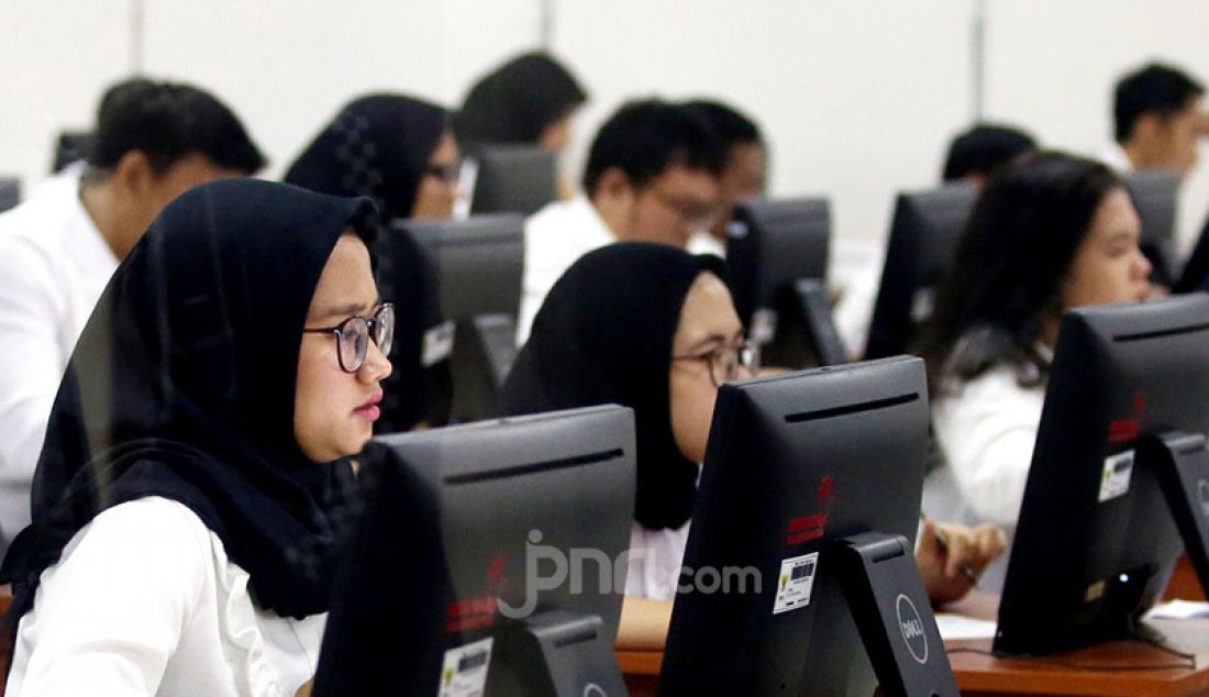 Peserta mengikuti Seleksi Kompetensi Dasar (SKD) berbasis Computer Assisted Test (CAT) untuk Calon Pegawai Negeri Sipil (CPNS) di kantor Badan Kepegawaian Negara (BKN) Pusat, Jakarta, Senin (27/1). - JPNN.com