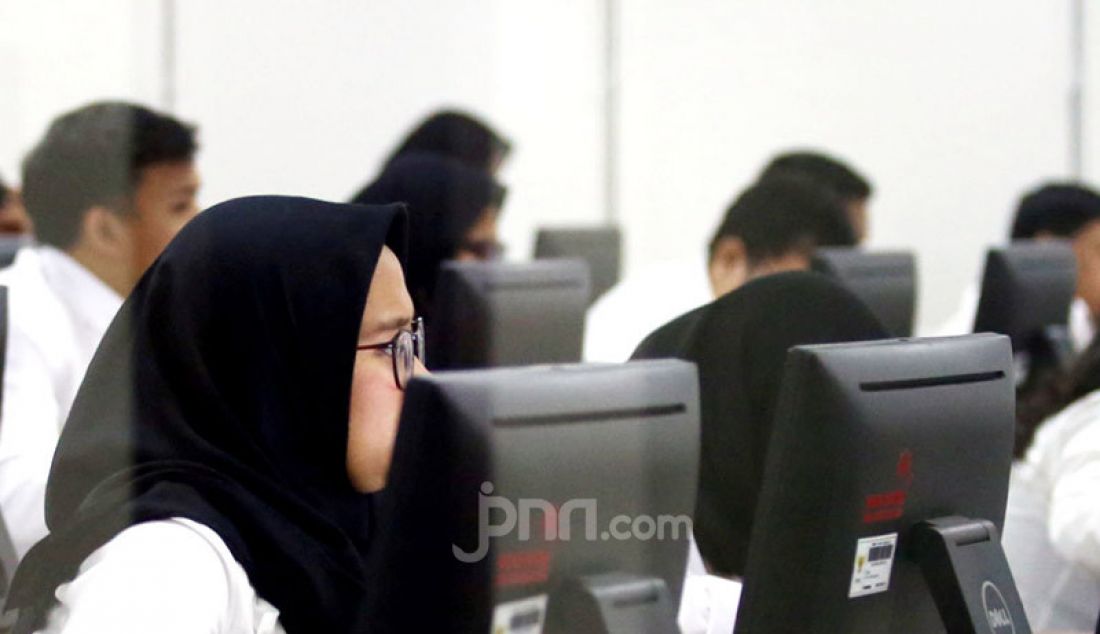 Peserta mengikuti Seleksi Kompetensi Dasar (SKD) berbasis Computer Assisted Test (CAT) untuk Calon Pegawai Negeri Sipil (CPNS) di kantor Badan Kepegawaian Negara (BKN) Pusat, Jakarta, Senin (27/1). Tes SKD CPNS ini diselenggarakan mulai 27 Januari hingga 25 Februari 2020 dengan jumlah 3.364.868 peserta. - JPNN.com