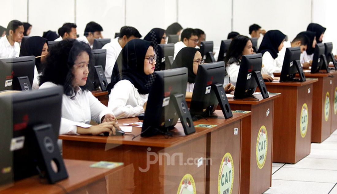 Peserta mengikuti Seleksi Kompetensi Dasar (SKD) berbasis Computer Assisted Test (CAT) untuk Calon Pegawai Negeri Sipil (CPNS) di kantor Badan Kepegawaian Negara (BKN) Pusat, Jakarta, Senin (27/1). Tes SKD CPNS ini diselenggarakan mulai 27 Januari hingga 25 Februari 2020 dengan jumlah 3.364.868 peserta. - JPNN.com