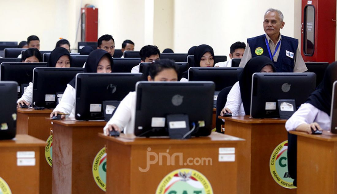 Peserta mengikuti Seleksi Kompetensi Dasar (SKD) berbasis Computer Assisted Test (CAT) untuk CPNS Kementerian ATR/BPN di kantor BKN Regional V, Jakarta, Senin (27/1). - JPNN.com
