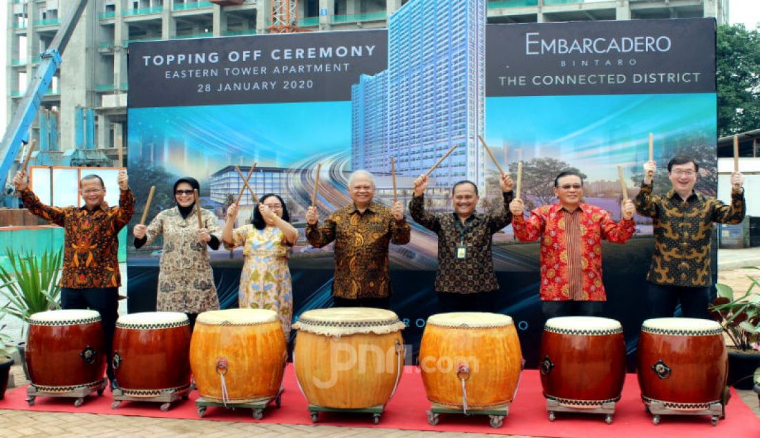 Presdir PT. Lippo Karawaci, Tbk Ketut Budi Wijaya (tengah) bersama Chief Development & Project Officer PT. Lippo Karawaci Tbk Peter Yu, Chief Sales Officer Adrian Baskoro, Project General Manager Gita Irmasari, Dirut PT Wijaya Karya Bangunan Gedung Tbk Nariman Prasetyo, Director PT Prosys Bangun Persada Yulia Ulap Kintarti melakukan seremoni Topping Off Eastern Tower Apartment Embarcadero Bintaro, Tangerang (28/1). - JPNN.com