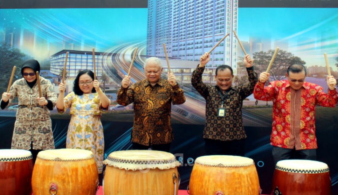 Presdir PT. Lippo Karawaci, Tbk Ketut Budi Wijaya (tengah) saat Topping Off Eastern Tower Apartment Embarcadero Bintaro, Tangerang, Selasa (28/1). - JPNN.com