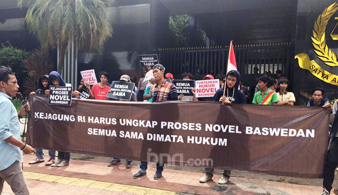 Massa dari Gerakan Mahasiswa Indonesia (Gema Indonesia) menggelar aksi demonstrasi di Kejaksaan Agung (Kejagung), Jakarta, Selasa (28/1). Massa menuntut Kejagung untuk menuntaskan kasus Sarang Burung Walet Novel Baswedan. - JPNN.com