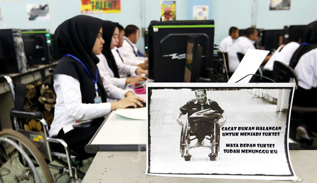 Penyandang disabilitas mengikuti pelatihan kerja desain grafis di Balai Besar Rehabilitasi Vokasional Bina Daksa (BBRVBD) Kementerian Sosial, Bogor, Kamis (30/1). Pelatihan diberikan kepada difabel untuk masuk ke dunia kerja. - JPNN.com