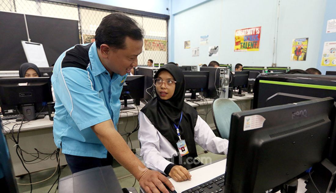 Penyandang disabilitas mengikuti pelatihan kerja desain grafis di Balai Besar Rehabilitasi Vokasional Bina Daksa (BBRVBD) Kementerian Sosial, Bogor, Kamis (30/1). Kemensos memberikan pelatihan kepada difabel untuk masuk ke dunia kerja. - JPNN.com