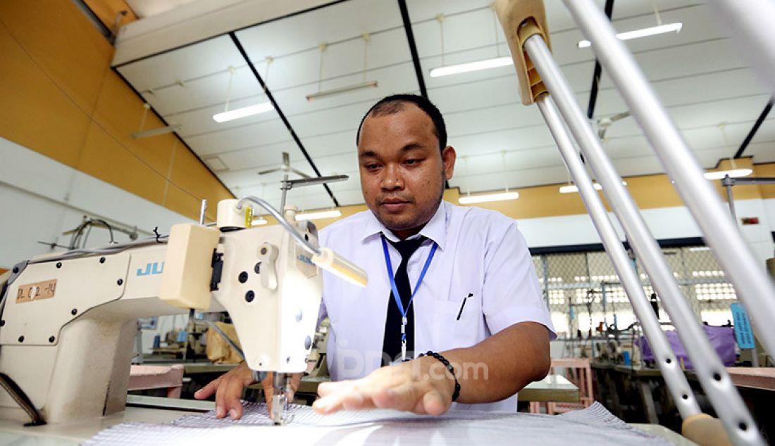 Penyandang disabilitas mengikuti pelatihan kerja Menjahit di Balai Besar Rehabilitasi Vokasional Bina Daksa (BBRVBD) Kementerian Sosial, Cibinong, Bogor, Kamis (30/1). Pelatihan diberikan untuk masuk ke dunia kerja. - JPNN.com