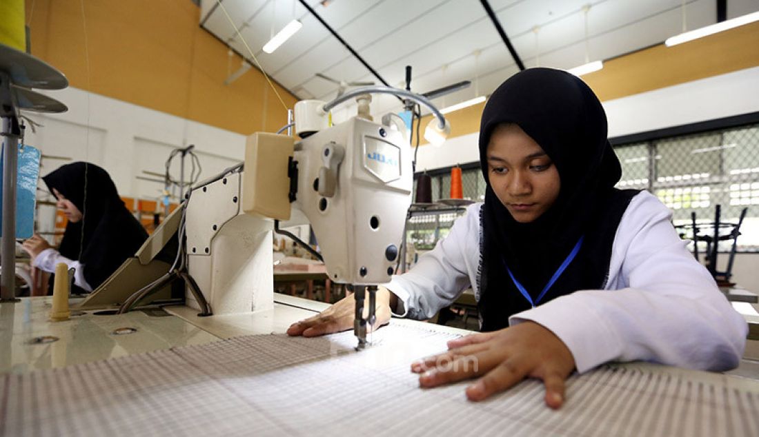 Penyandang disabilitas mengikuti pelatihan kerja Menjahit di Balai Besar Rehabilitasi Vokasional Bina Daksa (BBRVBD) Kementerian Sosial, Cibinong, Bogor, Kamis (30/1). Pelatihan diberikan untuk masuk ke dunia kerja. - JPNN.com